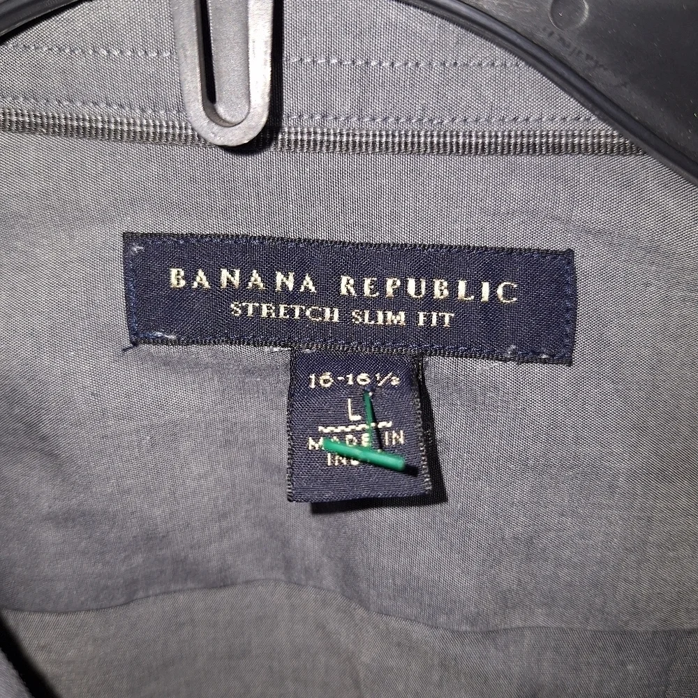 A Banana Republic men's long sleeve button-down shirt in a size large. EUC